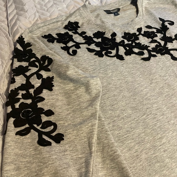 Simply Vera Gray Sweater with Black Floral Embroidery size XL - Picture 2 of 4